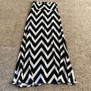 CW Black and White Chevron Maxi Skirt Size: Small